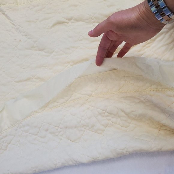 Vintage Quiltex? Light Pastel Yellow Quilted Baby Blanket‎ Nylon Binding READ - Picture 7 of 11